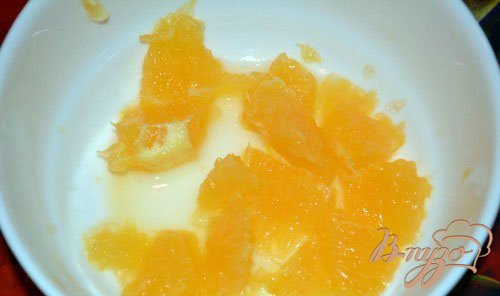 Апельсин вымыть. Для салата нужен только сладкий и сочный апельсин. У апельсина срезать кожу вместе с белой частью. Именно в ней сожержится горечь апельсина. Апельсин почти сразу начнет выпускать сок. Дальшейшие манипуляции с ним следует делать над тарелкой. Итак, острым ножом вырезаем мякоть апельсина между перепонок тонкой шкурки. Складывайте все в мисочку. Вытекающий из апельсина сок пусть капает тоже туда. Когда закончили вырезать мякоть, сдавите в кулаке остатки от апельсина. Выдавите из них сок в миску.