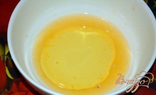 Теперь из мисочки вынуть только мякоть апельсина и добавить в салат. В миске остался сок. Влейте к нему растительное оливковое масло. Взбейте вилкой. Масло с соком практически сразу соединятся и жидкость станет густеть.