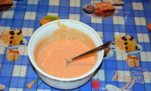 Смешайте сметану и томатный соус. Прибавьте специи по вкусу. Возможно нужно добавить соли или сахара. Полученную массу нанесите слоем на каждый кусочек батона.
