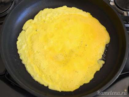 На разогретую сковороду налить немного растительного масла. Вылить яйцо и поджарить его.