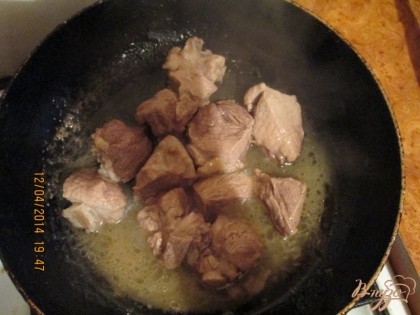 Приготовим подливу. Помойте, порежьте мясо на кусочки. Выложите на сковородку и поджарьте на подсолнечном масле.