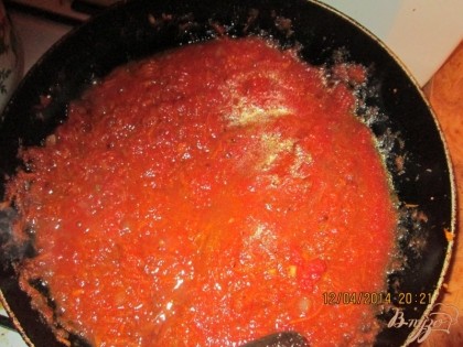 Когда лук и морковь поджарили налейте томатного сока 200грамм и проварим 2-3мин.