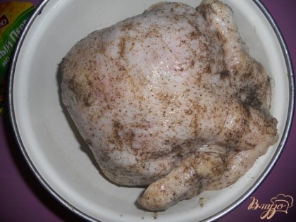 Для приготовления выбираем тушку цыпленка весом до полутора килограммов (но и слишком маленький цыпленок не подойдет - от кило двести примерно). Тушку цыпленка хорошо промываем внутри и снаружи, срезаем гузку и лишний жир. Промокаем цыпленка от лишней жидкости салфетками. Затем хорошенько натираем и снаружи и внутри солью, черным молотым перцем и сухим чесноком (или можно взять чесночную соль вместо обычной и чеснока). Укладываем нашего цыпленка в глубокую миску с крышкой и оставляем в прохладном месте на пару часов. Если больше (например, на ночь), то убираем в холодильник. Если подходящей миски нет, то можно завернуть цыпленка в обычный пакет.