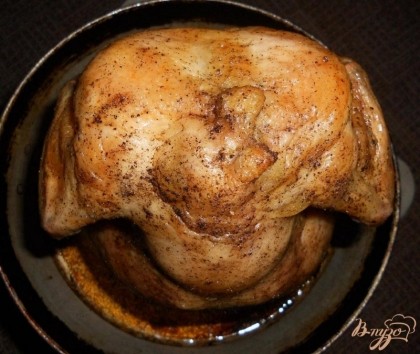 После этого духовку включаем и при температуре около двухсот градусов запекаем цыпленка примерно час.