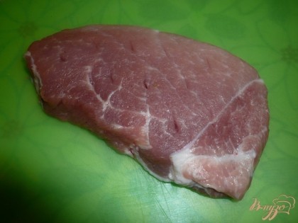 После этого в нескольких местах накалываем свинину кончиком ножа и посыпаем солью (немного) с обеих сторон. По желанию свинину можно нашпиговать чесноком.