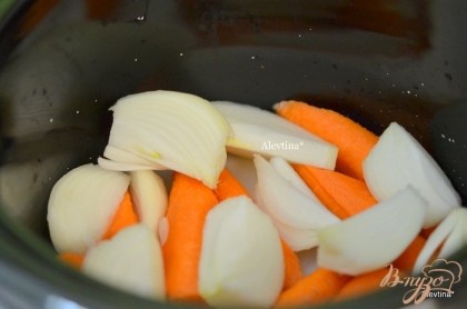 Готово! Морковь очистить и порезать на 2 или 3 части. Луковицы очистить и порезать на дольки крупные. Сложить все в медленноварку, посолить и поперчить. Полить сверху крахмалом разведенным  в 2 стол.л холодной воды.