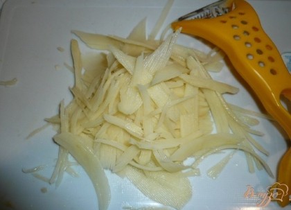 Картофель нарезаем очень тоненько (так нарезать очень удобно при помощи специального ножа для моркови по-корейски) или просто натираем на крупной терке.