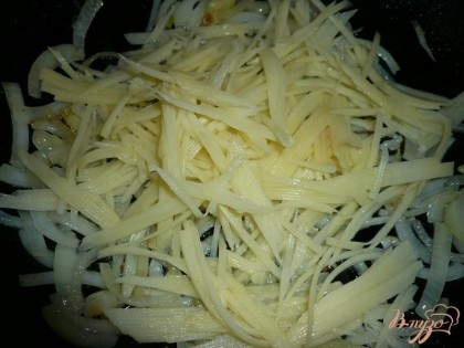 Вкладываем измельченный картофель на сковороду к луку и продолжаем обжаривать до готовности картофеля. Периодически помешиваем, чтобы не подгорело, так как картофель нарезан мелко, то готовится очень быстро. Для обжарки лука и картофеля берем одну столовую ложку масла.