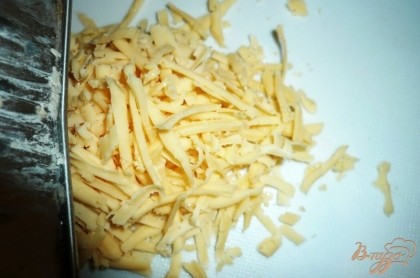Пока готовится картофель с луком, натираем любой твердый сыр на крупной терке (колбасный сыр тоже подойдет).