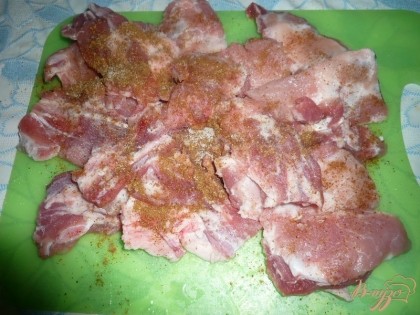 Затем разрезаем мясо на порционные кусочки (помельче, покрупнее - это на ваш вкус). После этого с обеих сторон посыпаем подготовленные кусочки мяса солью и хмели-сунели (либо другой приправой по вашему вкусу). Затем слегка до золотистого цвета обжариваем мясо на сухой сковороде с двух сторон.