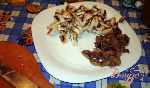 Оставляем картофель в таком положении на 20 минут. За это время мы сможем нарезать грибы и лук. Итак, шампиньоны нарезаме так, чтоб сохранить форму гриба. Так красивее грибы смотрятся в готовом блюде. Лесные грибы нужно обработать. Я беру грибы, приготовленны на зиму, т.е приваренные и замороженные. Если ваши грибы лесные свежие их следует почистить в соответствии с правилами чистки грибов в зависимости от их вида. Вымыть. Приварить. Далее использовать по рецепту. Итак, подготовьте грибы и лук. Лук нарезать полукольцами.