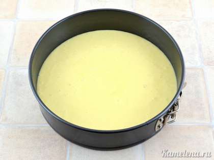 Перелить тесто в смазанную маслом форму (у меня форма 22 см диаметром).