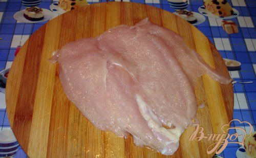Для приготовления куриного рулета мясо куриной грудки вымыть. Удалить остатки костей и кожи. 1 куриную грудку (половинку) нужно разрезать так, чтоб получился плоский единый пласт мяса без дыр. Представьте себе складную детскую книжку из трех половинок. Приблизительно так нужно разрезать мясо. Делим в уме мясо горизонтально на 3 части. От одного края к другому делаем надрез, срезая первую часть книжки, но не дорезайте до конца. У вас выйдет книжка с половинками, неравной толщины. Теперь у той части, что толще, срезать еще плат, начиная от центра пласта к краю. Получим единый, без дыр пласт куриного филе.