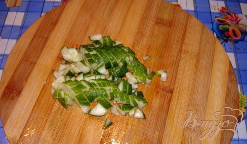 Хочу предложить вам приготовить простой салат с необычной заправкой, вкусный, нежный, без майонеза. Максимум пользы, минимум вреда, если конечно его не кушать в 24-00. Итак, свежий огурец вымыть, зачистить. Нарезать кубиком.