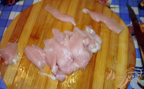 Куриное мясо нарезать на пластины. Посолите, поперчите. Прям на доске сбрызните соевым соусом. Перемешайте. Оставьте мясо мариноваться около 5-7 минут. Солить мясо не нужно. Соевый соус содержит достаточно соли.