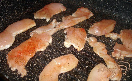 Разогрейте сковороду гриль. Обжарьте куриное промаринованное мясо с обоих сторон, по 5-7 минут на каждой стороне.
