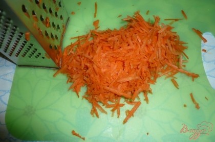 Морковь промываем, чистим и натираем на крупной терке.