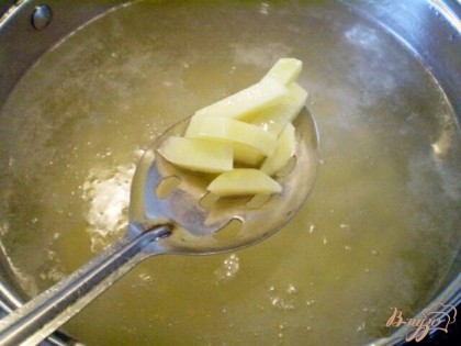 Картофель очень тонко нарезаем соломкой. Бросаем в кипящую воду, варим 15 минут.
