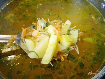 Бросаем вермишель, овсяные пластивцы, жареные овощи. Специи по вкусу. Провариваем суп еще 10 минут и выключаем. Зелень лучше добавить порционно в тарелочки. А можно и чуточку в конце варки.