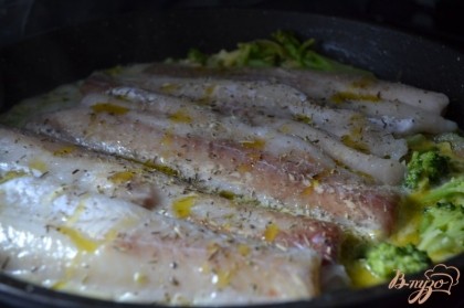 На поверхность овощей выложить филе рыбы.Немного посолить, полить соком лимона и оливковым маслом, посыпать прованскими травами. Накрыть крышкой, тушить 5-7 минут.