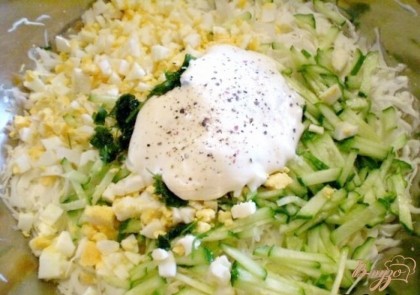 Свежий огурец нарезать соломкой, яйцо порубить мелко ножом, добавить рубленную зелень. Салат заправить перцем черным и сметаной.