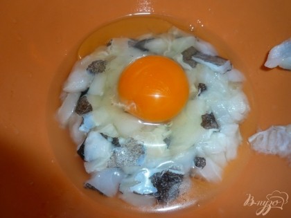 Откидываем нарезанную зубатку на дуршлаг, даем обтечь лишней воде, после чего перекладываем в миску. После этого к зубатке добавляем яйцо.