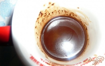 Первым делом готовим очень густой и крепкий кофе – две чайных ложки с горкой растворимого кофе завариваем двумя столовыми ложками кипятка. Оставляем кофе остывать. Вместо растворимого кофе можно взять натуральный (и даже лучше, если так) – тогда его надо сварить и процедить. Если вам не нравится аромат кофе, то в качестве ароматизатора можно использовать какао-порошок (его также надо растворить в небольшом количестве воды), правда тогда кекс уже не будет называться "кофейным".
