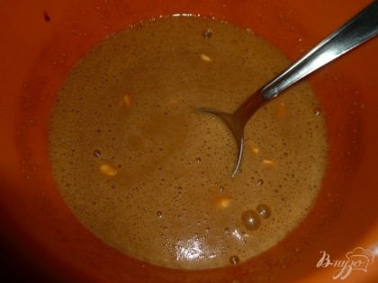 В яично-сахарную смесь добавляем столовую ложку сметаны и кофе, размешиваем (со сметаной кекс мягче, но в крайнем случае без неё можно обойтись).