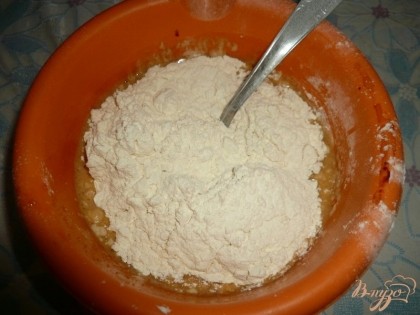 Затем добавляем в миску к остальным ингредиентам пшеничную муку и разрыхлитель (или соду).