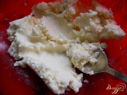 Затем тщательно перетираем сахар с маргарином (так как маргарин мягкий, сделать это несложно при помощи столовой ложки).
