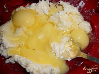 Далее к маргарину с сахаром добавляем куриные яйца (перед использованием яйца предварительно моем).