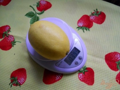 Приступаем к подготовке лимона. Плод желательно взять крупный, с толстой кожицей. Хорошо его промываем и вытираем досуха.
