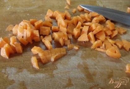 Морковь также вымойте хорошенько и нарежьте кубиками среднего размера, как обычно в суп.