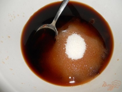 Далее добавляем половину чашки сахара. Если варенье используете кисленькое, то количество сахара можно увеличить. Также добавляем щепотку соли.