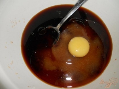 И, наконец, разбиваем в миску одно куриное яйцо. Если яйца в наличии мелкие, то можно и два взять. Если есть необходимость приготовить постную выпечку, то яйцо можно не добавлять (в этом случае кекс получится, но будет менее пористый).
