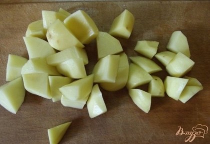 Мясной влейте бульон в чистую кастрюлю и вскипятите. Сразу положите нарезанное некрупными кубиками мясо и очищенный, нарезанный кубиками среднего размера картофель.