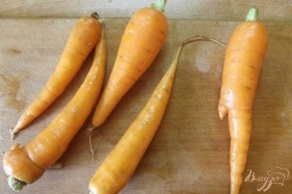 Дальше хорошенько вымойте молодую морковь и нарежьте не толстыми кружочками. Если морковь крупная, поделите кружочки пополам. Счищать шкурку с молодой моркови не обязательно.
