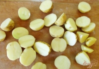 Крупный картофель необходимо нарезать на четыре части, средний пополам, а картофель маленького размера можно класть в суп целиком.