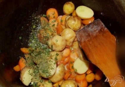 В казанке или кастрюльке, в которой будете варить суп, растопите сливочное масло и обжарьте на нем накрыв крышкой картофель с морковью примерно четыре минуты.