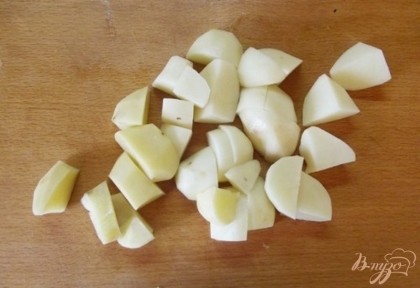 Картофель же нарежьте более ни менее мелко, чтобы он не казался одним из "главных" компонентов. Он в супе скорее для "массовки" и сытности, чем для вкуса.