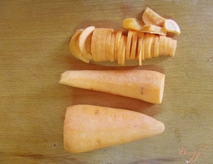Морковь можно использовать как молодую, так и старую. Главное чтобы она была вкусная в свежем виде, тогда и в супе она будет хороша. Ее нужно вымыть, очистить и нарезать кружочками большого размера и нормальной толщины.