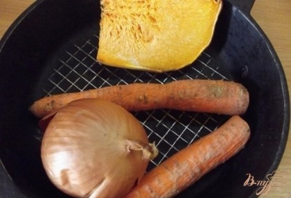 Для начала лук, морковь и тыкву положите в сухую форму и отправьте в духовку при 180 градусах примерно на 30 минут. Готовность проверяйте прокалыванием. Готовый лук же должен стать очень мягким и ароматным. Когда овощи запекутся, снимите с них кожуру.