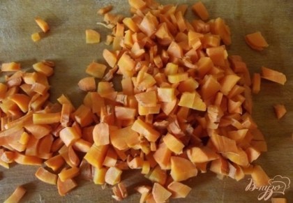 Что касается моркови, шкурку с нее нужно соскрести ножом и порезать ее небольшими кубиками.