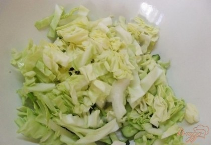 Теперь, когда сам салат готов, займитесь приготовлением соуса. Для этого сначала вымойте все компоненты и подберите глубокую ноне большую пиалочку.