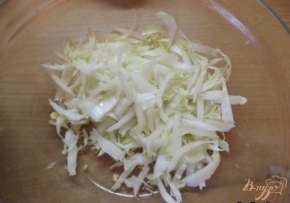 Основой вашему салату послужит капуста. Она придаст салату "пышности" и легкости. Нарежьте ее соломкой.