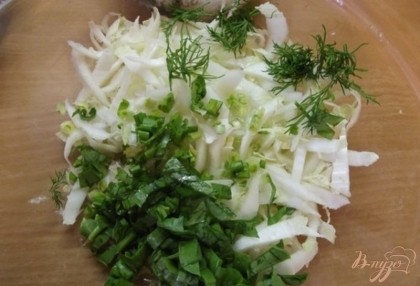 Кладите черемшу к капусте и мелко порубите укроп. В салате укроп будет оттенять остроту.