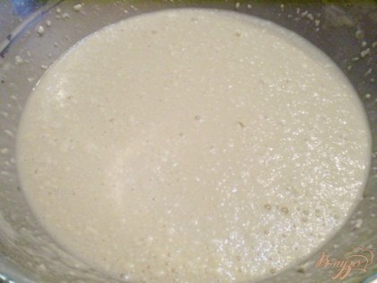 В теплом молоке растворяем свежие дрожжи. Делам опару. Для это добавляем чуточку сахара, щепотку соли и стакан муки. И оставляем опару заиграть на 15 минут.