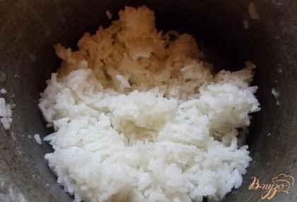 Когда все будет готово, переложите рис в казанок и в нем готовьте суп.
