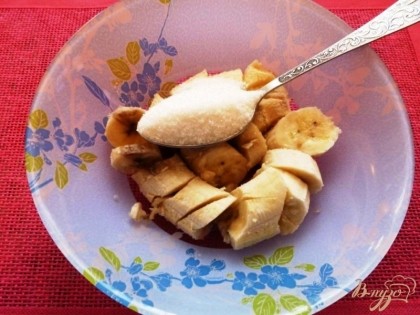 Бананы нужны мягкие,переспелые. Так как они сладкие,то сахара нам потребуется немного,всего 1 столовая ложка.