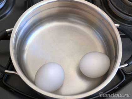 Яйца отварить в течение 10 минут с момента запекания. Охладить, залив холодной водой.